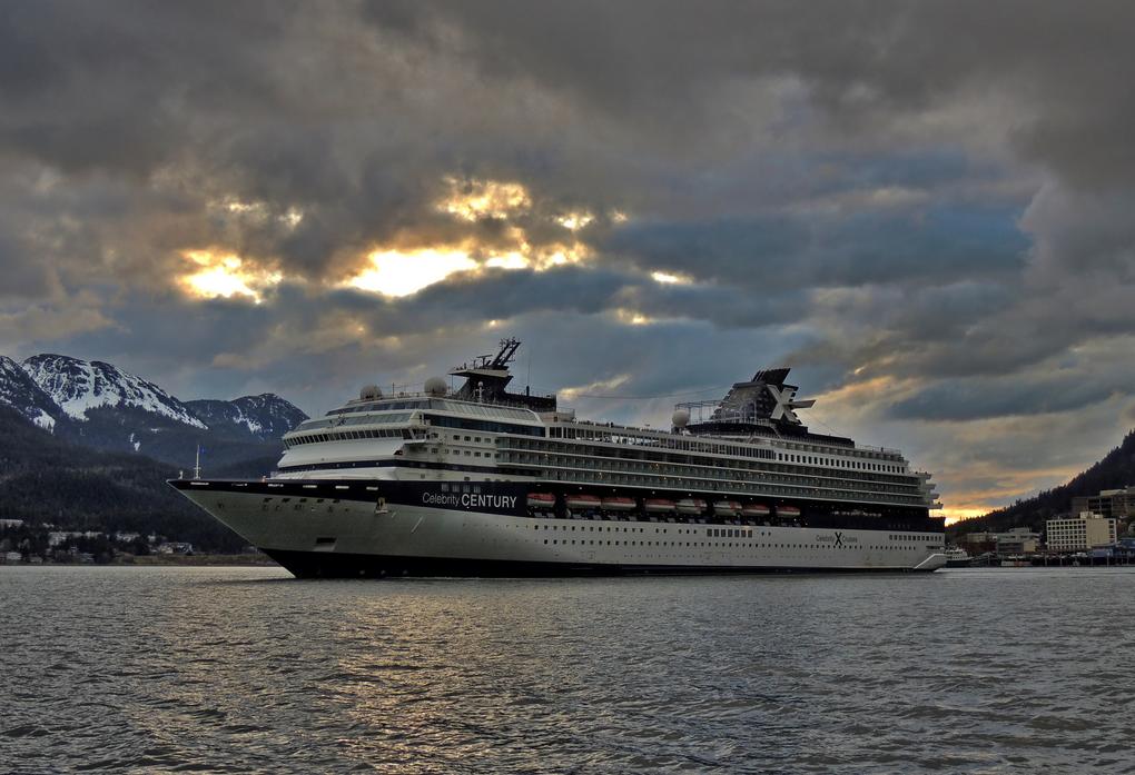 Bello atardecer en Juneau (Alaska) con el Celebrity Century como testigo de la belleza del momento... CRUCEROS CELEBRITY CRUISES ALASKA CELEBRITY CENTURY CRUCEROS CELEBRITY ALASKA CRUCEROS EXPLORACION